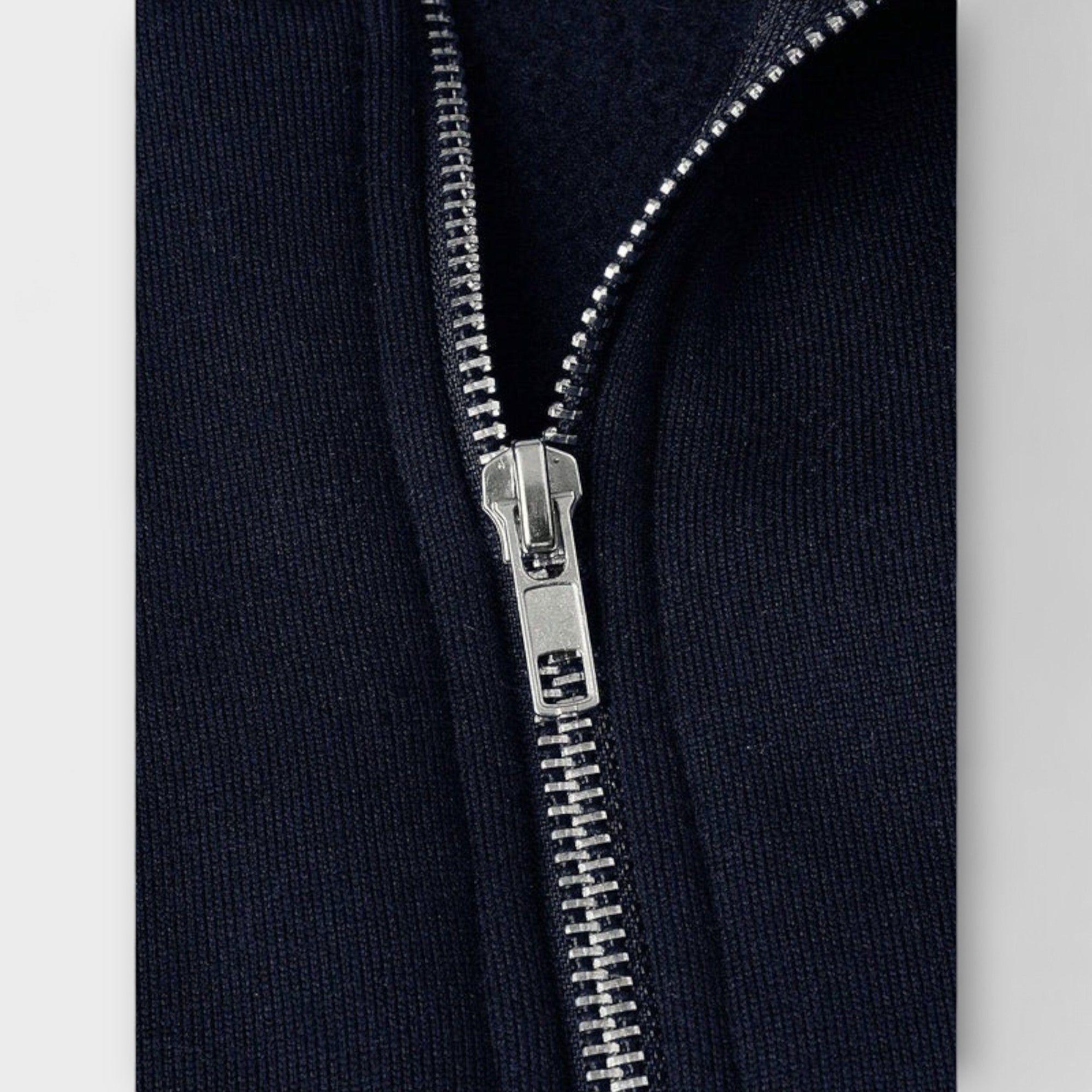 Pull à demi-zip